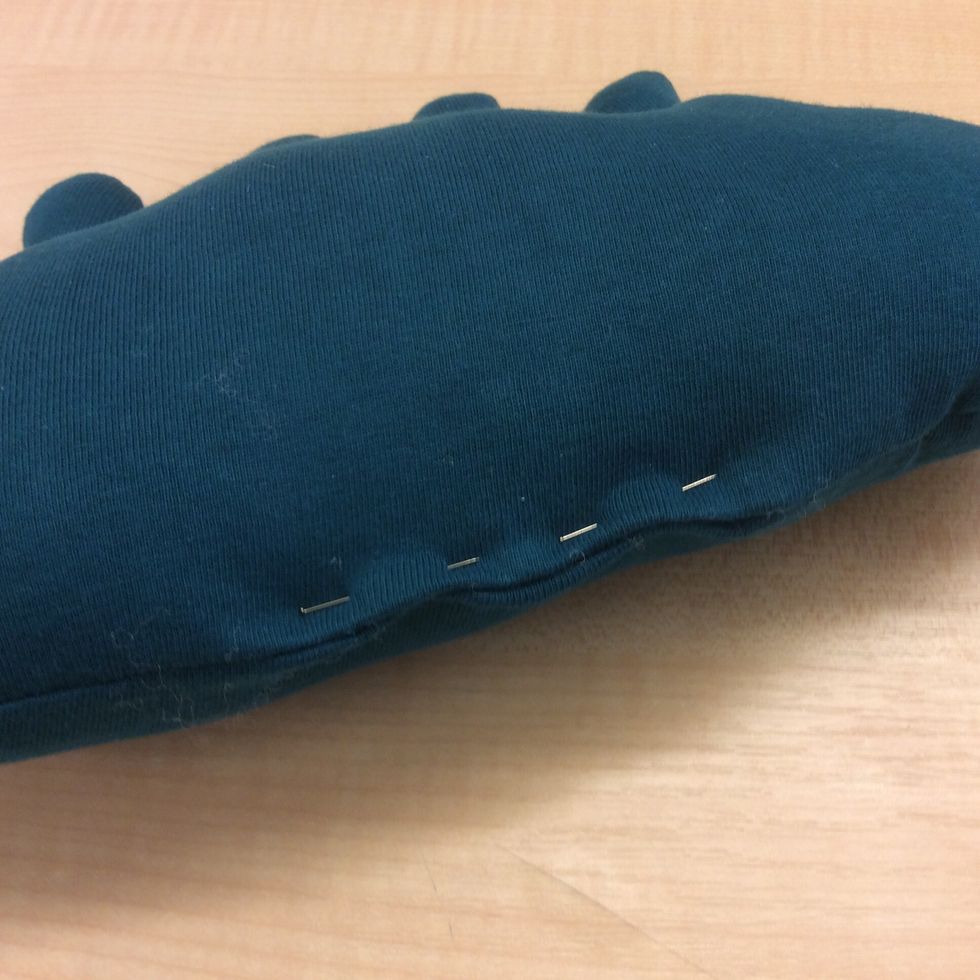 N\u00e4r du fyllt ditt monster f\u00e4rdigt, vik in kanterna vid \u00f6ppningen och n\u00e5la ihop.