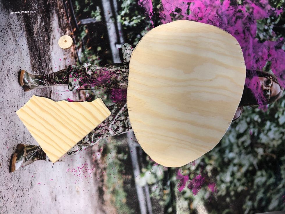 N\u00e4r du har alla bitar och de \u00e4r slipade \u00e4r det dags att g\u00e5 till m\u00e5lerirummet. L\u00e4gg n\u00e5got under bitarna att skydda b\u00e4nken med