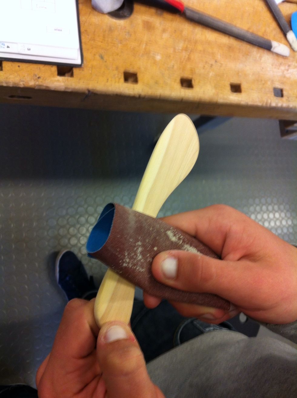 N\u00e4r du har filat till formerna s\u00e5 du \u00e4r n\u00f6jd ta fram sandpapper och forts\u00e4tt bearbeta din kniv f\u00f6r att g\u00f6ra den len. B\u00f6rja med 100-papper, n\u00e4r du f\u00e5tt bort alla repor forts\u00e4tt med 150 och 180-papper.