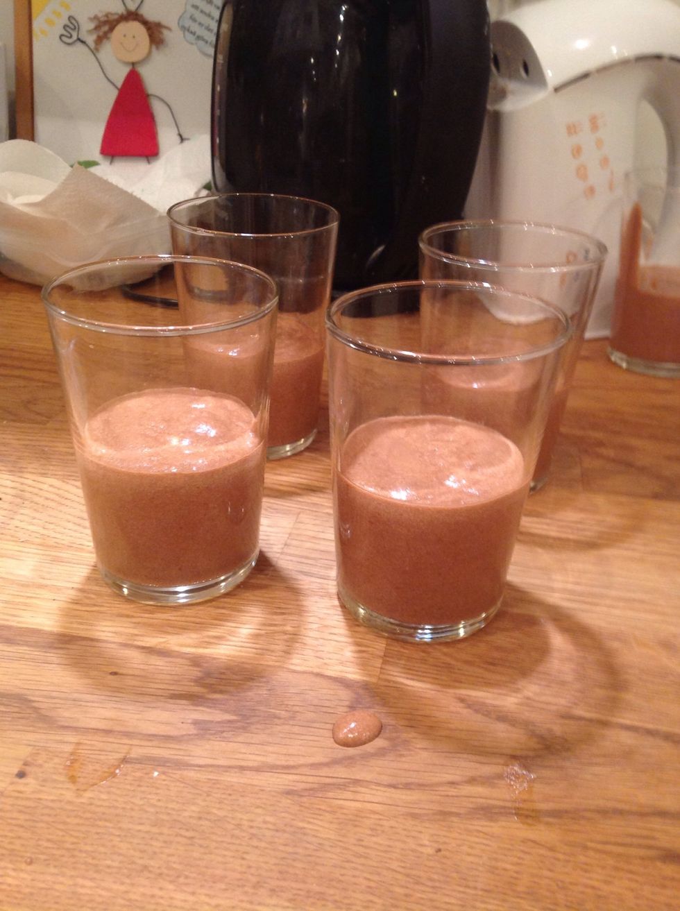 N\u00e4r du har h\u00e4llt i det s\u00e5 ska det in i kylsk\u00e5pet i 30 minuter. When you have poured it in then put it in the refrigerator in 30 minutes.