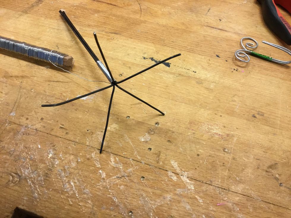 N\u00e4r du har lindat n\u00e5gra centimeter drar du is\u00e4r de tjocka tr\u00e5darna s\u00e5 som bilden visar.