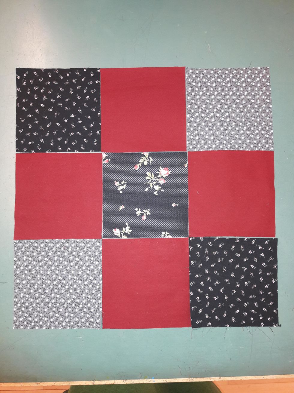 N\u00e4r du har skurit ut alla nio rutor l\u00e4gger du ut dem efter ditt m\u00f6nster.