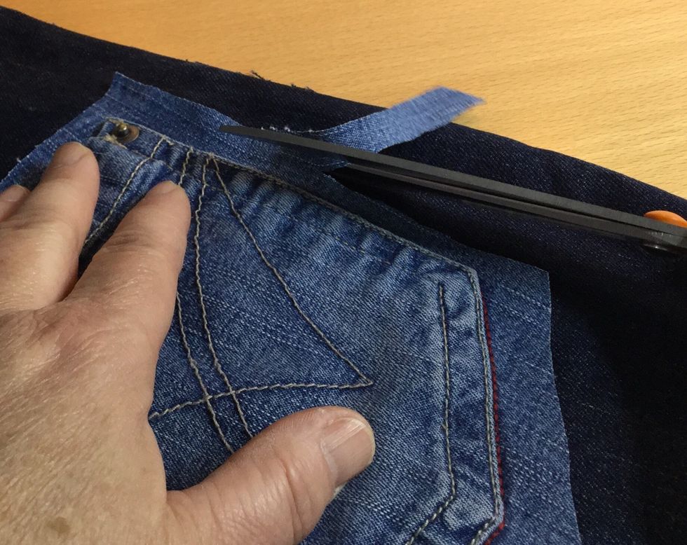 N\u00e4r du har sytt f\u00e4rdigt \u00e4r det daggs att klippa hela v\u00e4gen runt. klipp av s\u00e5 det finns ca. \u00bd cm tilbaka p\u00e5 fickans kant. AKTA: V\u00e4r f\u00f6rsiktig och noggran med att klippa.