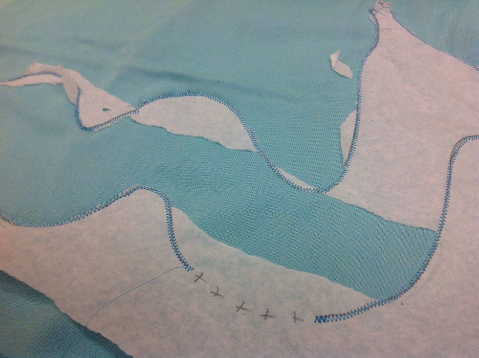 N\u00e4r du har sytt runt om s\u00e5 river du bort pappret.