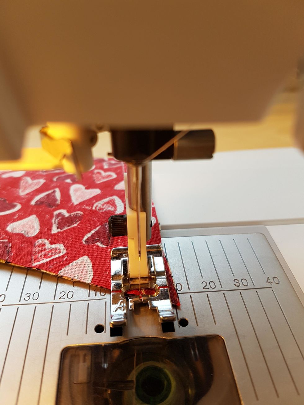 N\u00e4r du kommer ner till basen f\u00e4ster du genom att sy fem stygn bak\u00e5t.