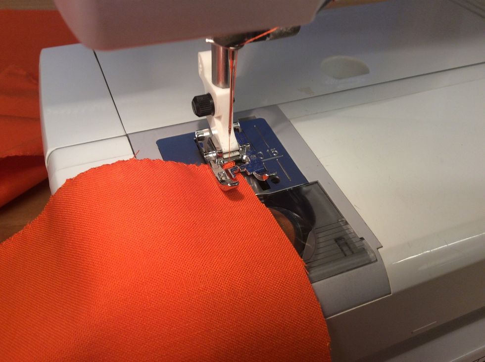 N\u00e4r du kommer till ett h\u00f6rn, lyft pressarfoten, sv\u00e4ng p\u00e5 tyget, s\u00e4tt ner pressarfoten och forts\u00e4tt att sy n\u00e4sta sida.