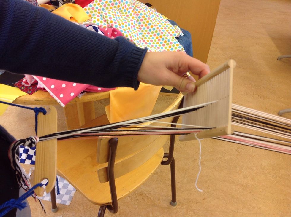 N\u00e4r du lyfter eller s\u00e4nker bandgrinden bildas ett sk\u00e4l. Varannan g\u00e5ng lyfter man bandgrinden och varannan s\u00e4nker man den.