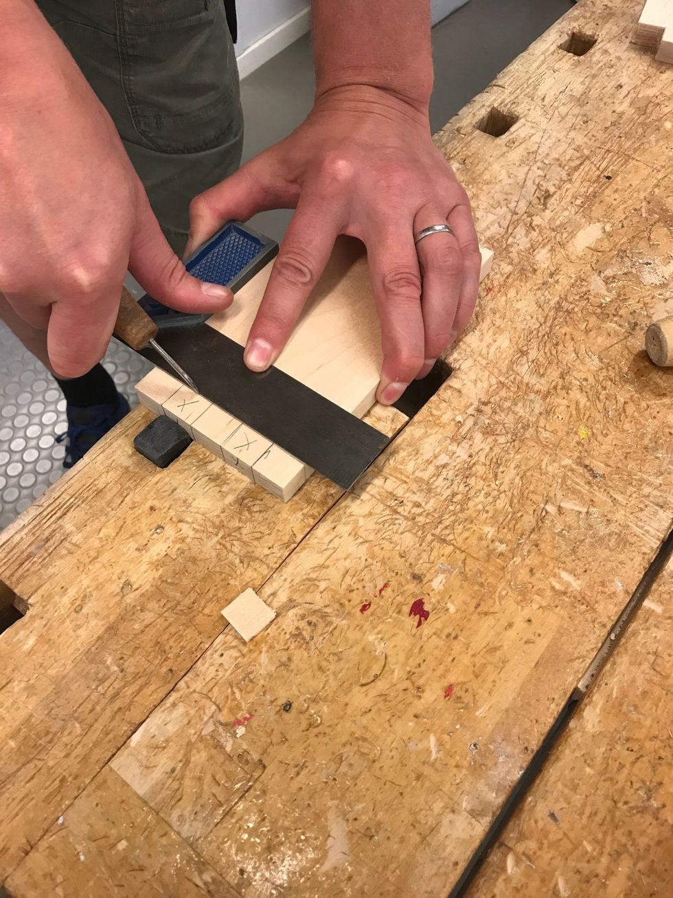 N\u00e4r du s\u00e5gat alla s\u00e5 sk\u00e4r du ett sp\u00e5r med kniv, ta hj\u00e4lp av en vinkelhake. OBS sk\u00e4r bara d\u00e4r du har satt ett kryss.