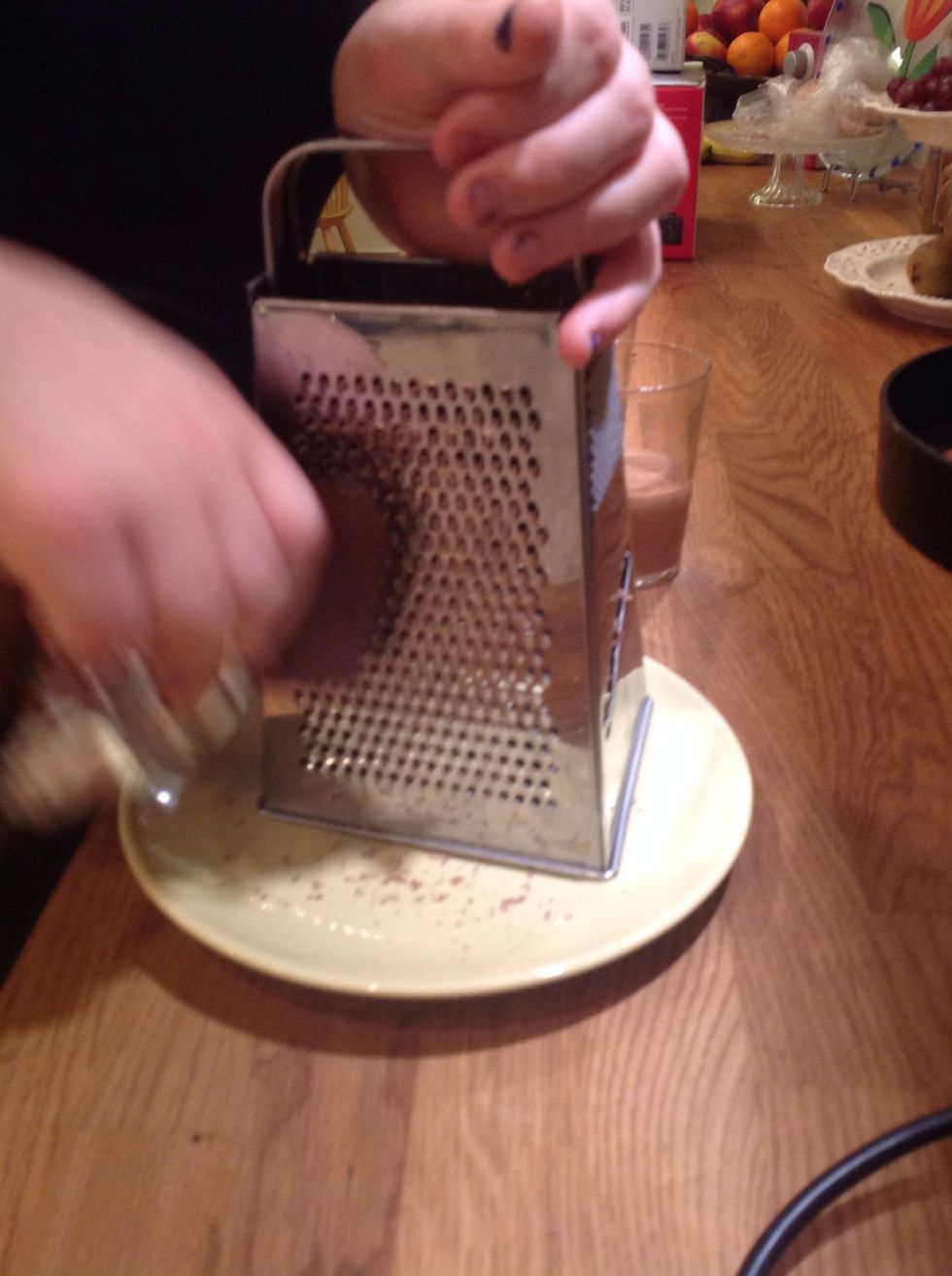 N\u00e4r du ska dekorera kan du dekorera med vad som helst men jag river choklad. When you decorate can you decorate with whatever you want. But I take chocolate.