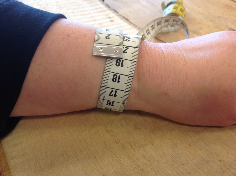 N\u00e4r du ska g\u00f6ra ett armband \u00e4r det viktigt med r\u00e4tt m\u00e5tt. M\u00e4t l\u00f6st runt din handled. L\u00e4gg till 4 cm f\u00f6r kn\u00e4ppning.