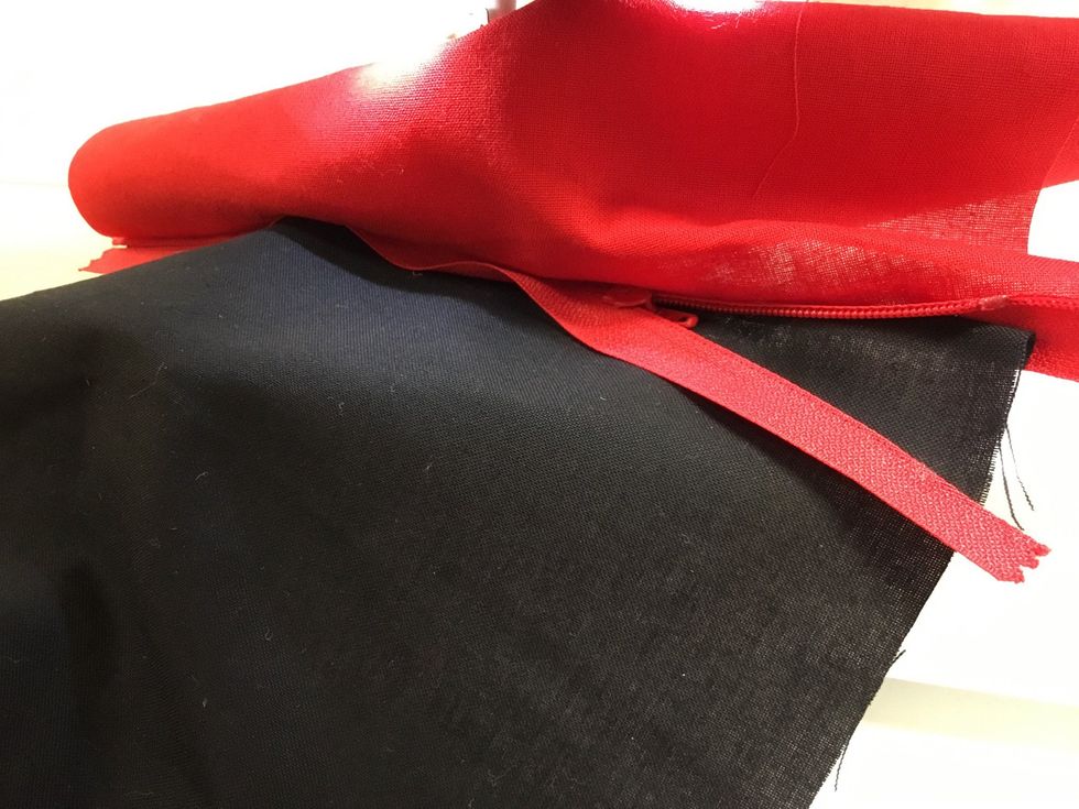N\u00e4r du sytt ca 10 cm. Ta upp pressarfoten. Dra i kl\u00e4ppen s\u00e5 att dragkedjan \u00f6ppnar sig och dra f\u00f6rbi d\u00e4r du sytt. F\u00e4ll sedan ner pressarfoten igen och forts\u00e4tt sy. F\u00e4st tr\u00e5den i slutet.