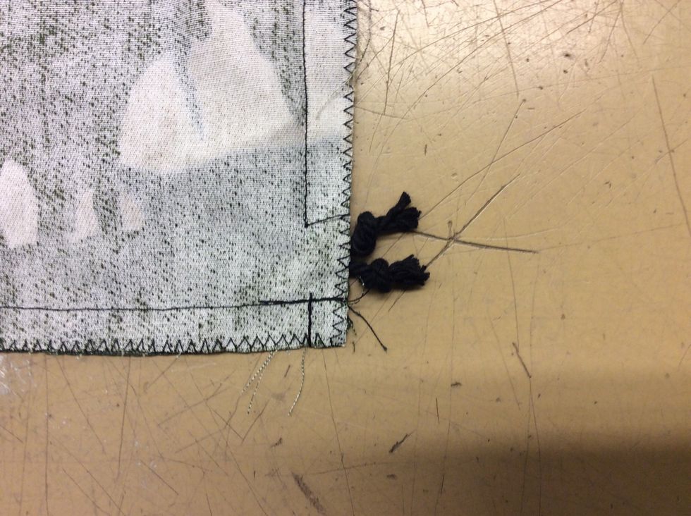 N\u00e4r du tr\u00e4tt in alla knutar v\u00e4nder du f\u00f6rsiktigt v\u00e4skan ut-och-in och drar f\u00f6rsiktigt i snoddarna s\u00e5 att bara knutarna sticker ut p\u00e5 insidan.