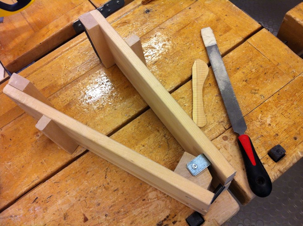 N\u00e4r du \u00e4r klar beh\u00f6ver du en halvrund fil och en filkl\u00e4mma.