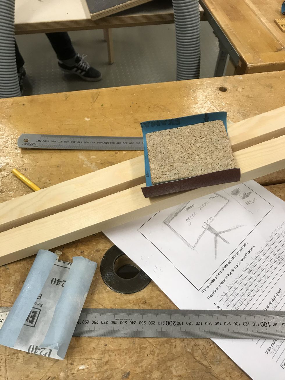 N\u00e4r du \u00e4r klar med att s\u00e5ga ut ramen s\u00e5 anv\u00e4nder du sandpapper och slippar kanterna d\u00e4r var du har s\u00e5gat s\u00e5 den inte \u00e4r vass.