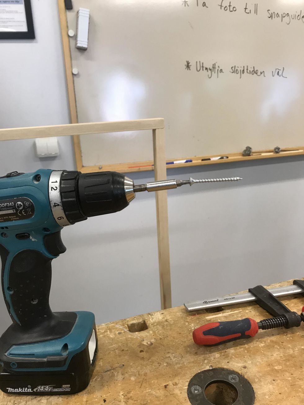 N\u00e4r du \u00e4r klar med att slippa s\u00e5 skruvar du fast ramen.