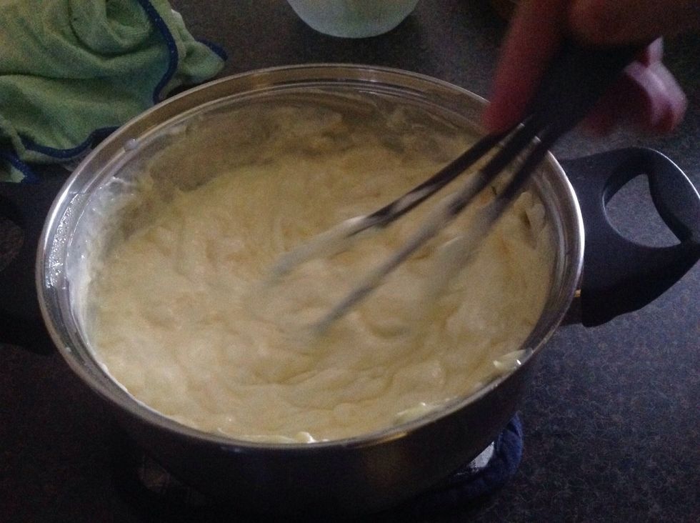 N\u00e4r du \u00e4r klar med puddingen h\u00e4ll h\u00e4lften av puddingen \u00f6ver smeten./When you are ready with the pudding pour the half of the pudding over the batter.