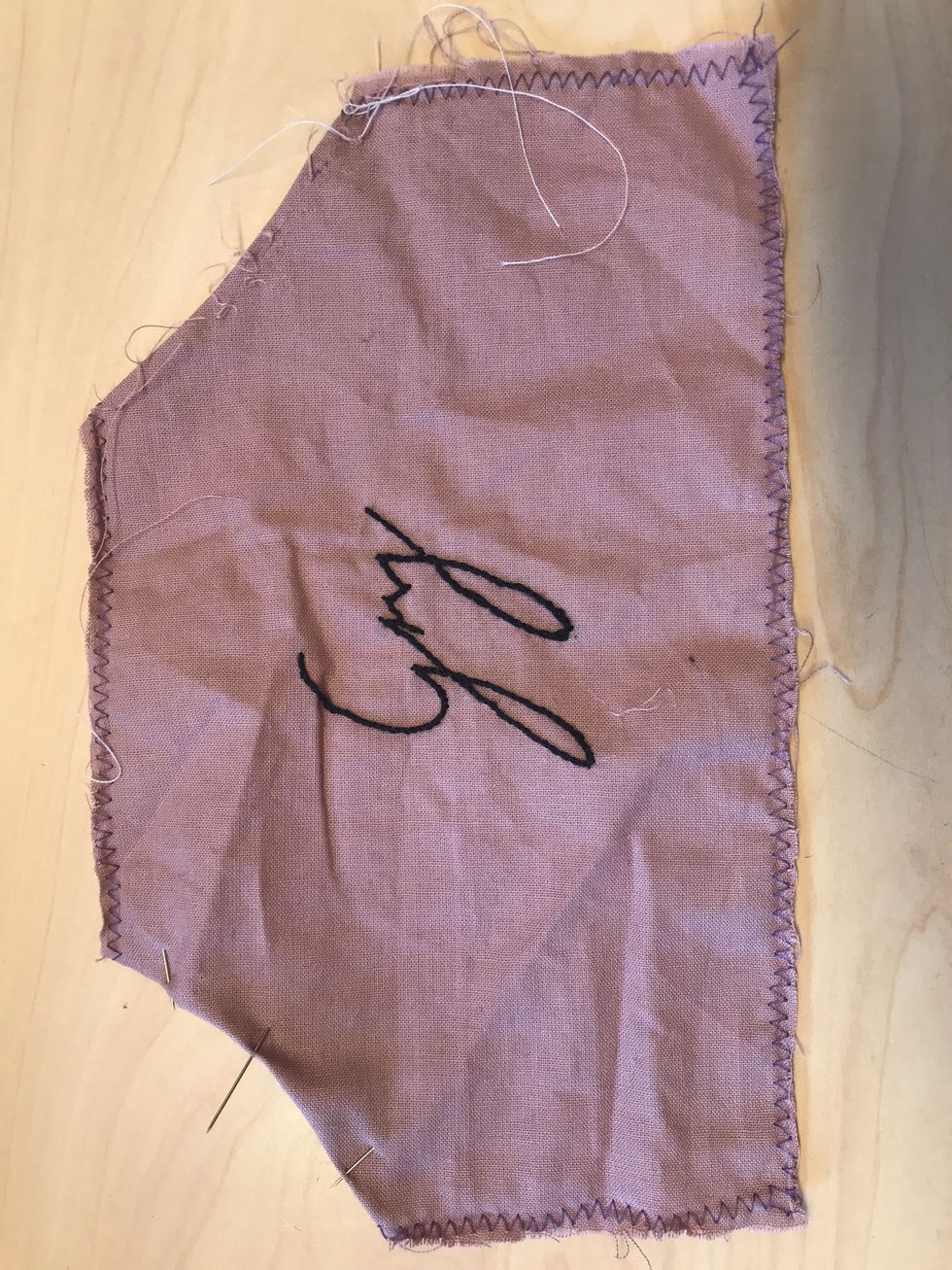 N\u00e4r du \u00e4r klar med stj\u00e4lkstygnen ska du sy runt om f\u00f6r att f\u00e5 fina kanter. Du ska ta in kanten s\u00e5 man inte ser var det \u00e4r klippt. Du ska sy med sicksack.