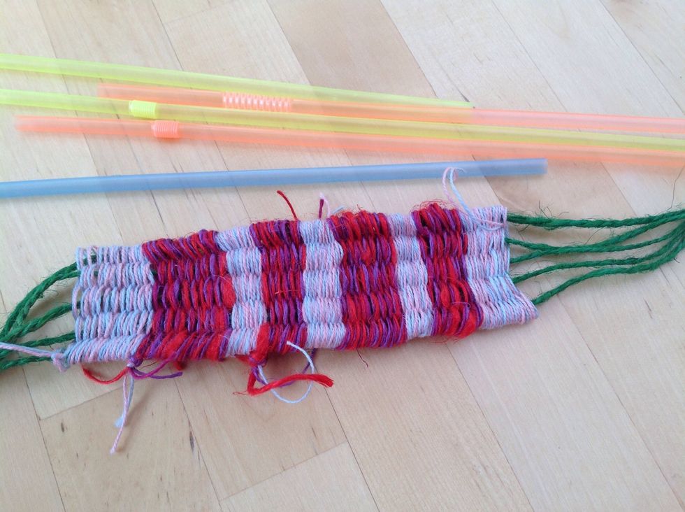 N\u00e4r du v\u00e4vt klart knyter du sista tr\u00e5den runt ett sugr\u00f6r. Dra sedan F\u00d6RSIKTIGT bort sugr\u00f6ren men l\u00e5t tr\u00e5darna vara kvar. Klipp bort alla \u00e4ndar fr\u00e5n tr\u00e5dbyten.