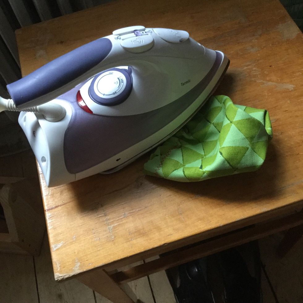 N\u00e4r f\u00e4rgen torkat ska du stryka tyget. D\u00e5 fixeras f\u00e4rgen och h\u00e5ller i tv\u00e4tten.