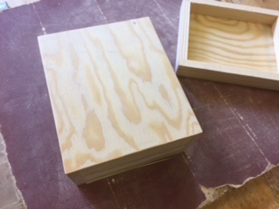 N\u00e4r hela l\u00e5dan \u00e4r f\u00e4rdigslipad kommer din l\u00e4rare dela p\u00e5 den. Slipa den s\u00e5gade ytan p\u00e5 en slipplatta till det \u00e4r helt j\u00e4mnt.