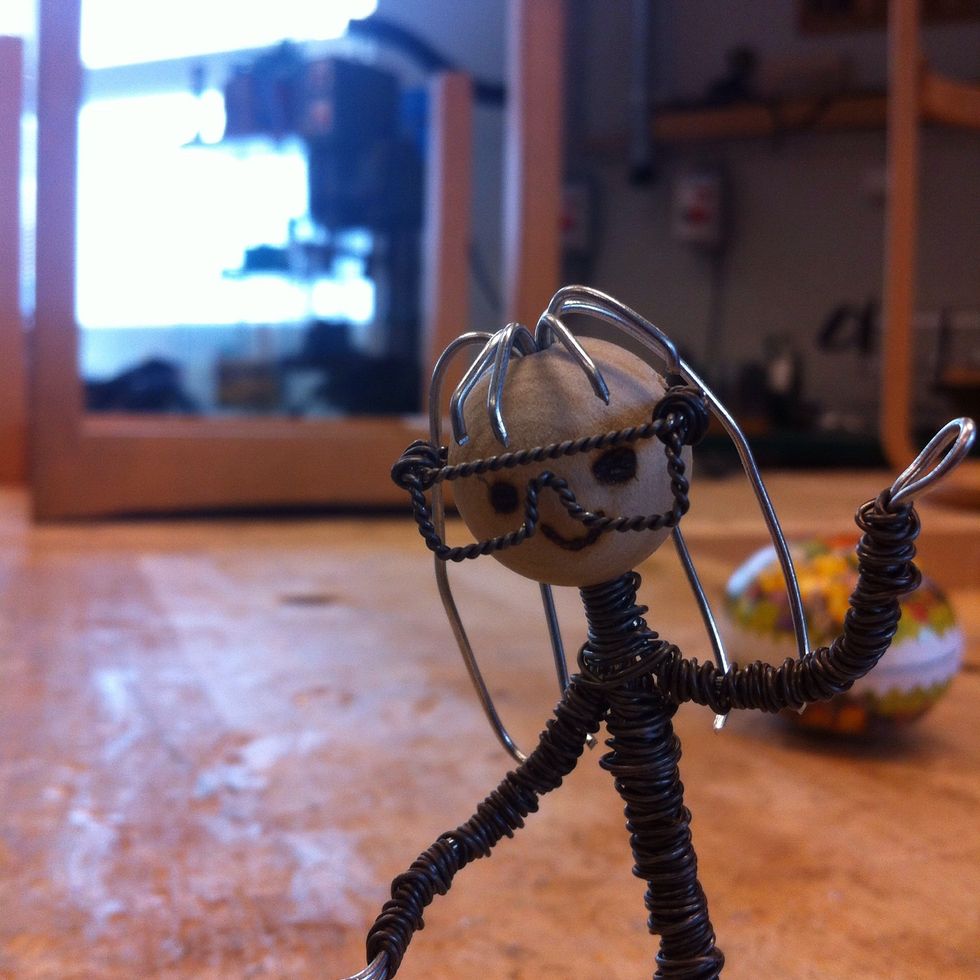 N\u00e4r kroppen \u00e4r klar lindar du halsen och ordnar frisyren. Rita dit \u00f6gon och mun. Nu g\u00e4ller det att f\u00e5 till ett s\u00e4reget drag p\u00e5 din gubbe/gumma Glas\u00f6gon? Tofs? Slips! Anv\u00e4nd fantasin!