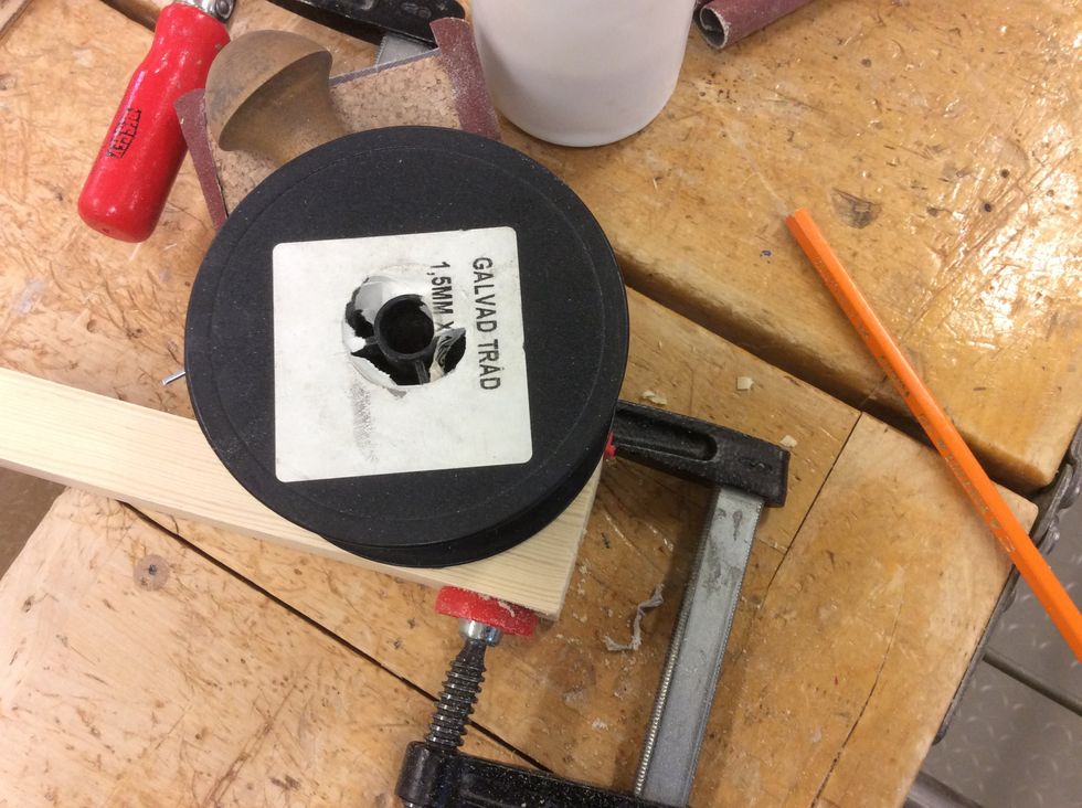 N\u00e4r limmet torkat kan jag som design tips tipsa om att runda h\u00f6rnen. Anv\u00e4nd dig d\u00e5 av n\u00e5got runt och placera det s\u00e5 att det ligger kant mot kant p\u00e5 br\u00e4dan och rita sedan efter den.