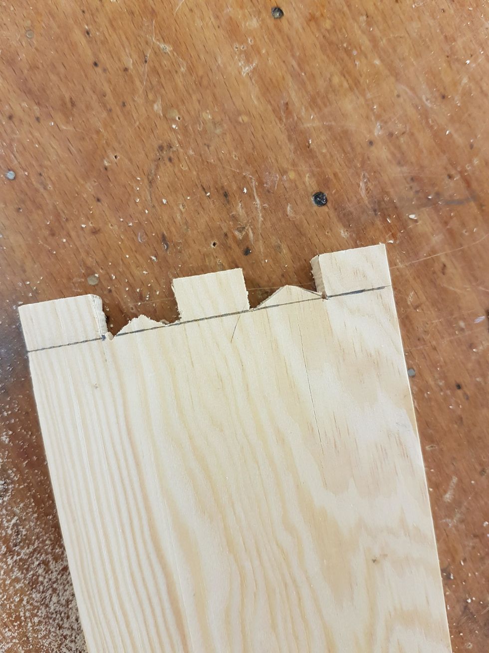 N\u00e4r man sedan har s\u00e5gat efter de diagonala strecken ser det ut s\u00e5h\u00e4r. D\u00e5 har du bara den h\u00e4r lilla trekanten att hugga bort.