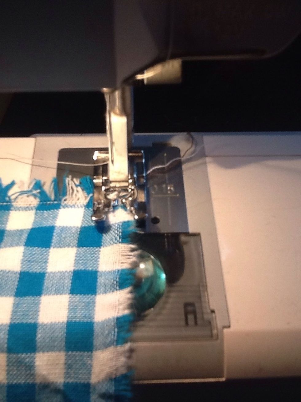 N\u00e4r man sicksackar s\u00e5 ska ena t\u00e5n p\u00e5 pressarfoten g\u00e5 precis utanf\u00f6r tygkanten, resten av pressarfoten ska var p\u00e5 tyget.