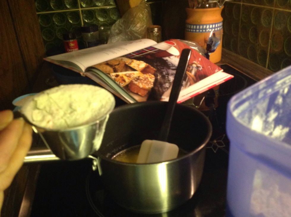 N\u00e4r sm\u00f6ret har sm\u00e4lt s\u00e5 h\u00e4ller du i det sm\u00e4lta sm\u00f6ret.when the butter has melted so Pour flour into the butter.