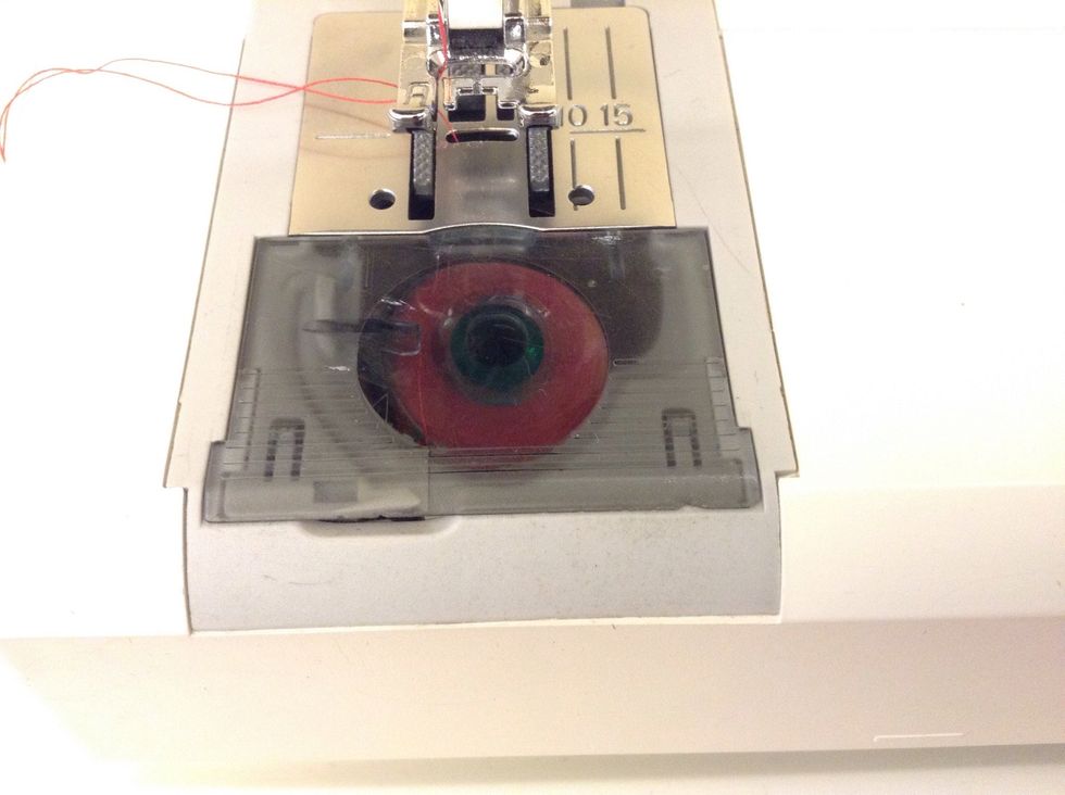 N\u00e4r undertr\u00e5den \u00e4r r\u00e4tt tr\u00e4dd ligger en tr\u00e5d rakt \u00f6ver spolen i spolhuset. Nu \u00e4r maskinen tr\u00e4dd!