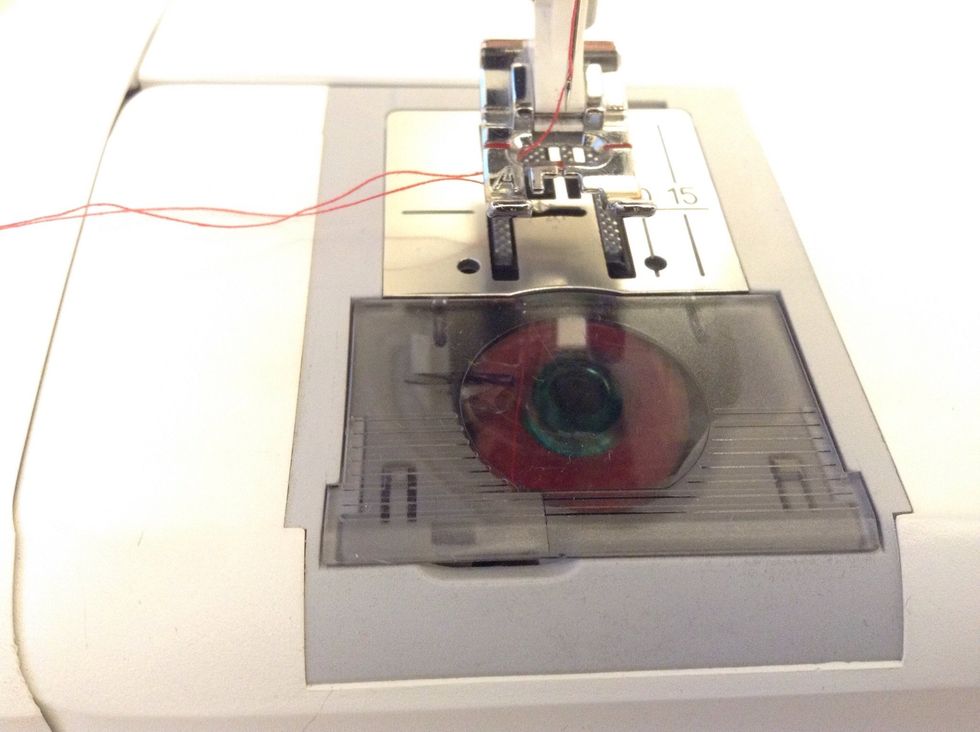 N\u00e4r undertr\u00e5den \u00e4r r\u00e4tt tr\u00e4dd ligger en tr\u00e5d takt \u00f6ver spolen i spolhuset. Nu \u00e4r maskinen tr\u00e4dd!