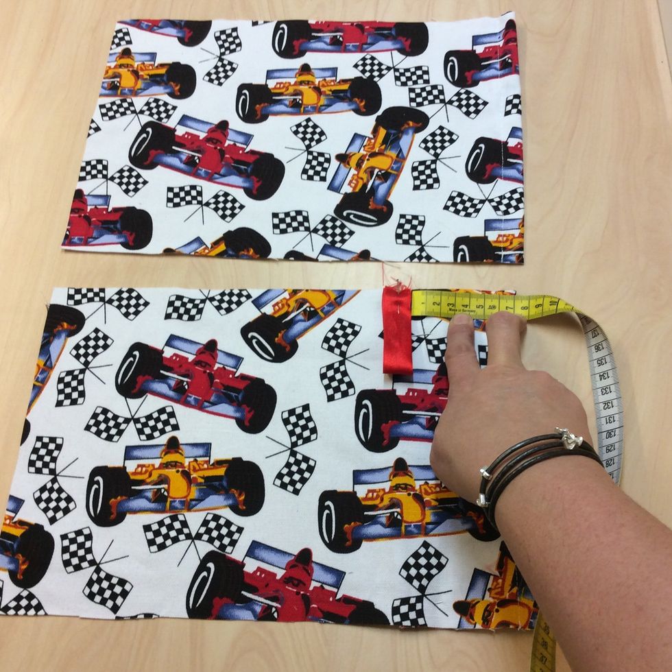 N\u00e5la fast bandet ca 7 cm fr\u00e5n kanten d\u00e4r du vek in kortsidan. Titta ordentligt p\u00e5 bilden hur det ska ligga.