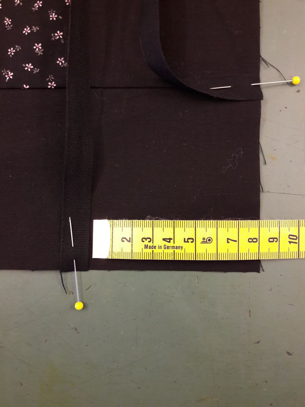 N\u00e5la fast bomullsbanden p\u00e5 r\u00e4tsidan av din framsida. M\u00e4t utifr\u00e5n kanten, 8 cm in blir lagom.