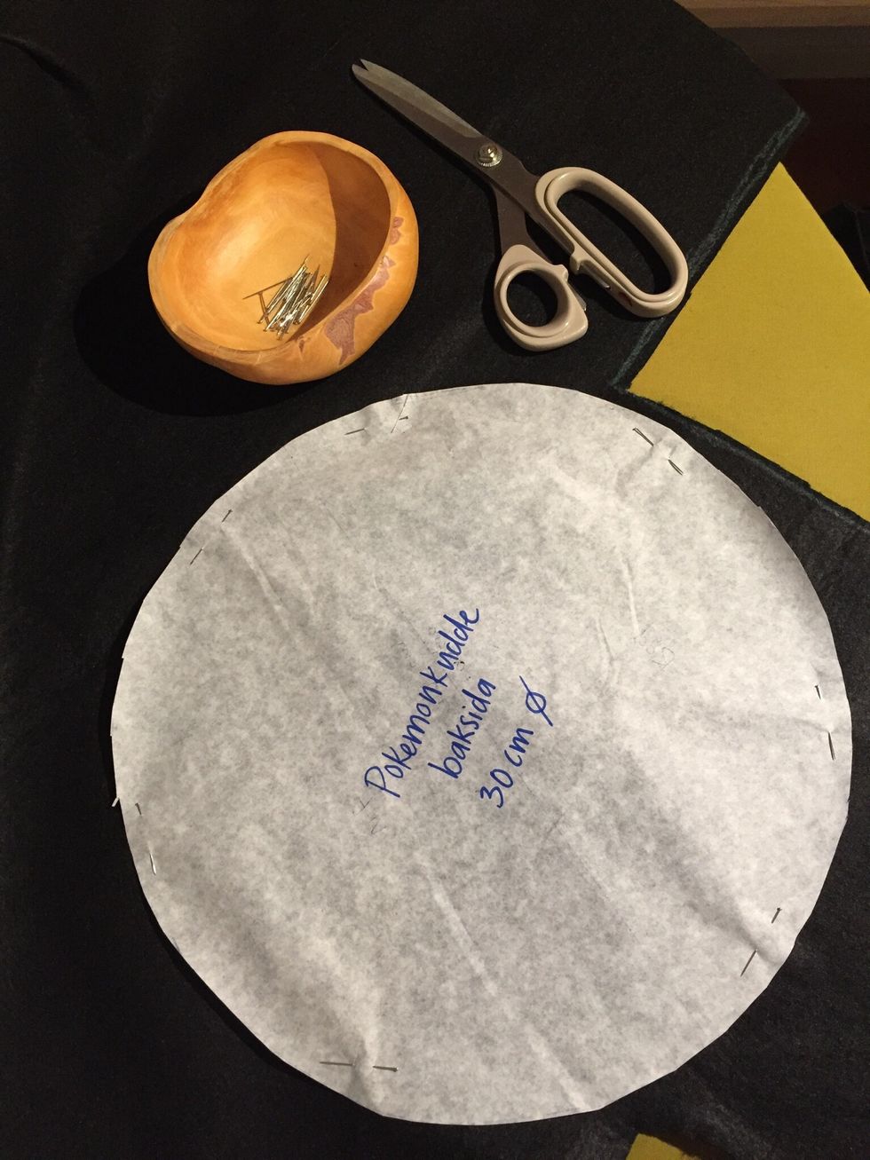 N\u00e5la fast den stora cirkeln p\u00e5 der filttyg du valt. L\u00e4gg m\u00f6nstret vid kanten och inte mitt p\u00e5 tyget. Visa. Klipp med TYGSAX.