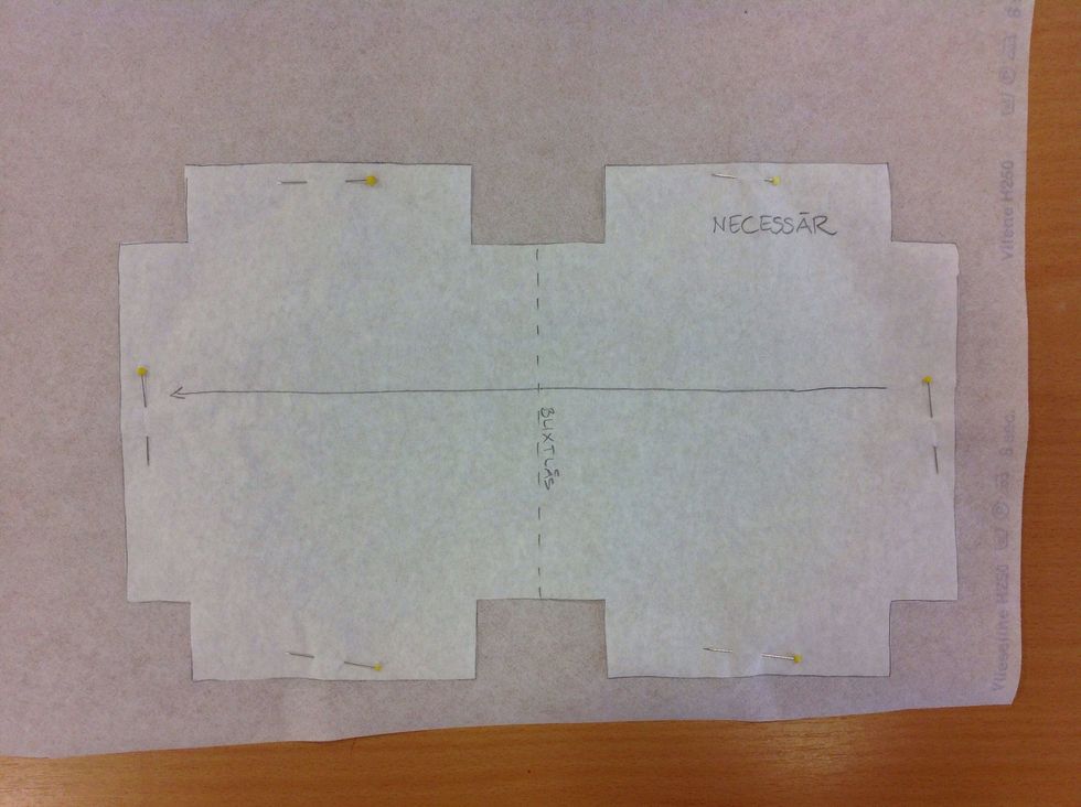 N\u00e5la fast den stora m\u00f6nsterdelen p\u00e5 vliselin. Den glansiga sidan med lim ska ligga ned\u00e5t.