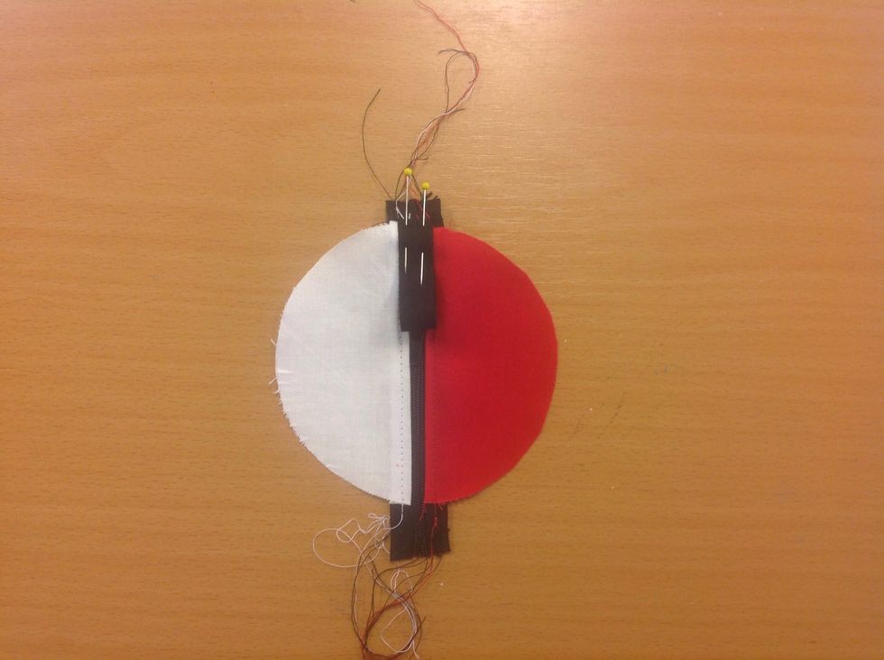 N\u00e5la fast det \u00f6ver dragkedjan med den \u00f6ppna delen ut\u00e5t.