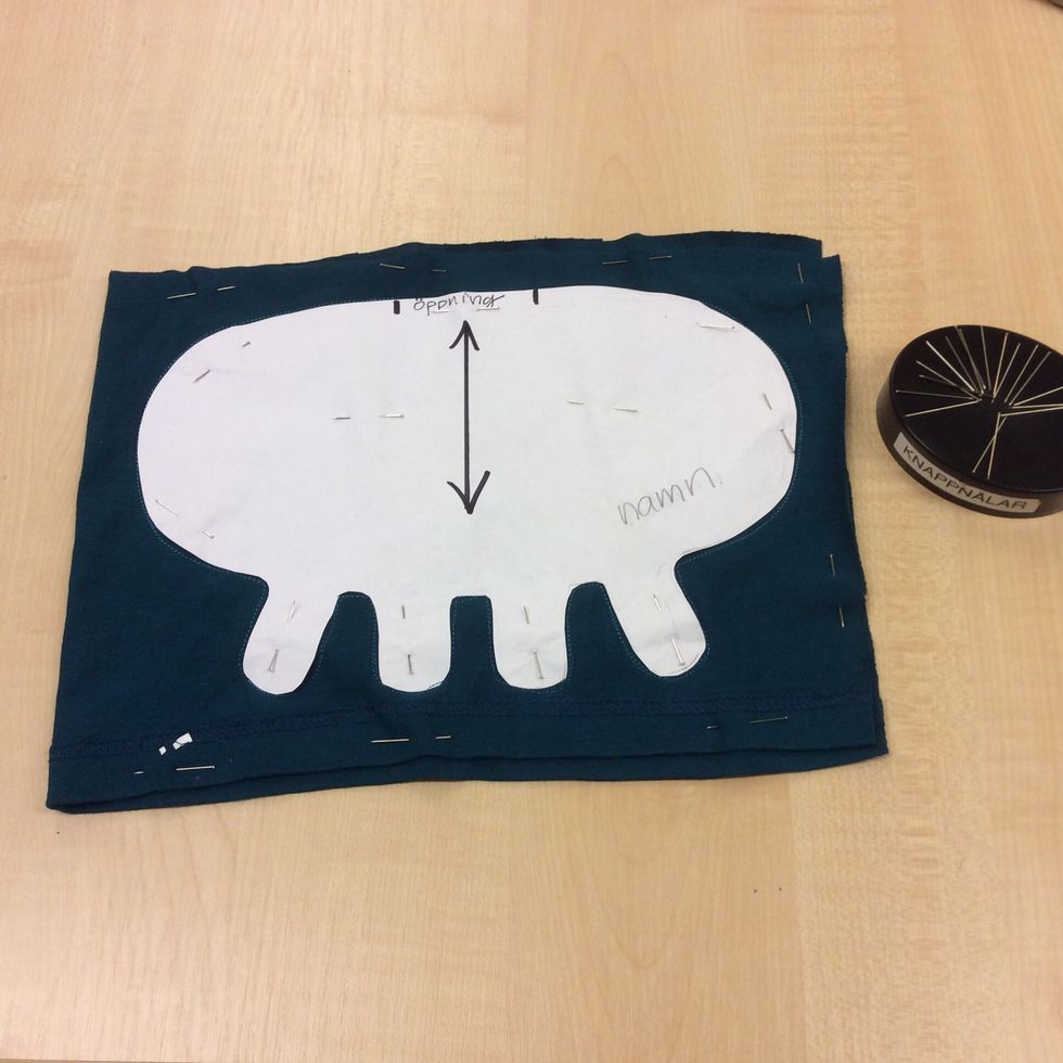 N\u00e5la fast din mall noga. N\u00e5la \u00e4ven ihop tyget i ytterkanten, se bild. Du m\u00e5ste ocks\u00e5 ha en \u00f6ppning, se till att den kommer d\u00e4r formen \u00e4r rak och markera tydligt.