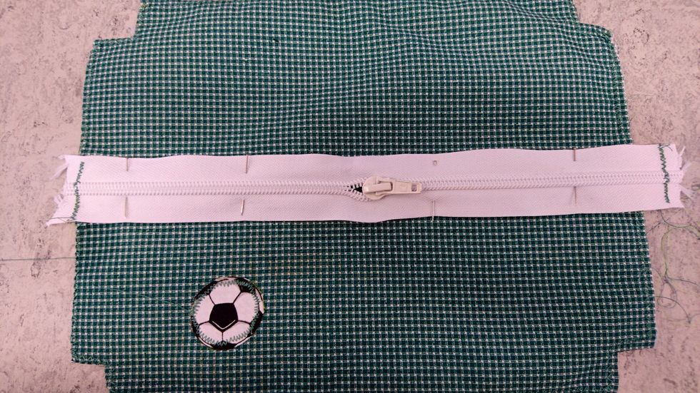 N\u00e5la fast dragkedja p\u00e5 mitten av pennfacket.