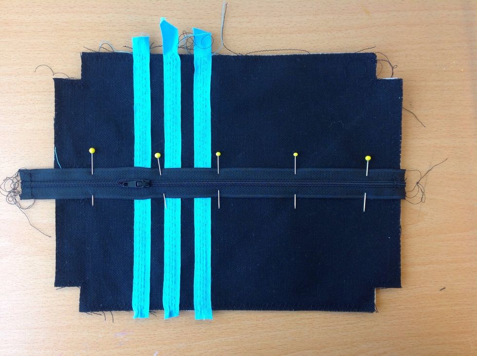 N\u00e5la fast dragkedjan i mitten.