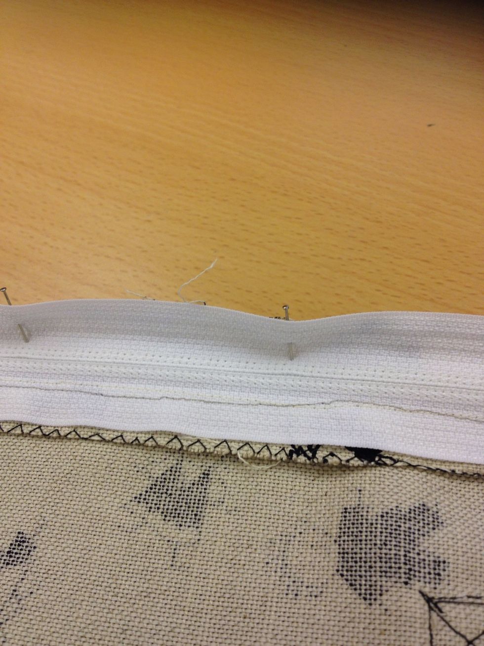 N\u00e5la fast dragkedjan p\u00e5 den andra sidan.