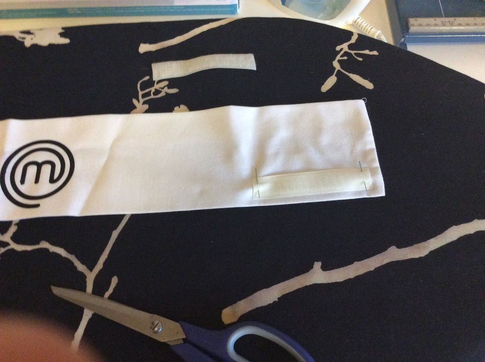 N\u00e5la fast ena delen av kardborrebandet p\u00e5 r\u00e4tsidan.