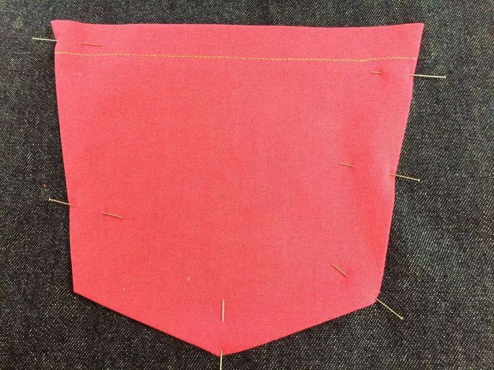 N\u00e5la fast fickan p\u00e5 tyget, d\u00e4r den ska sitta.