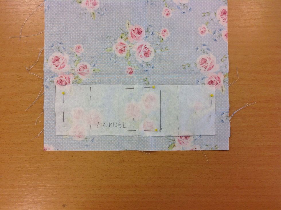 N\u00e5la fast fickdelen p\u00e5 tyget.