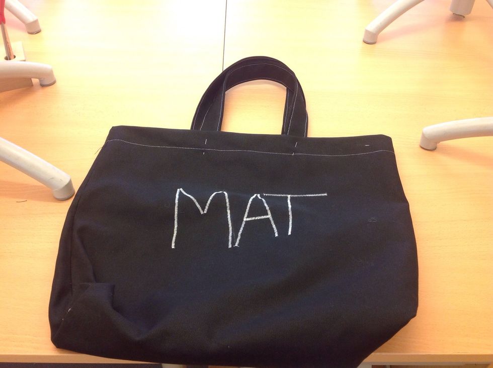 N\u00e5la fast handtagen p\u00e5 insidan av \u00f6verkanten som bilden visar.