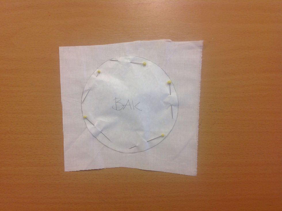 N\u00e5la fast m\u00f6nsterdel BAK p\u00e5 vitt tyg.
