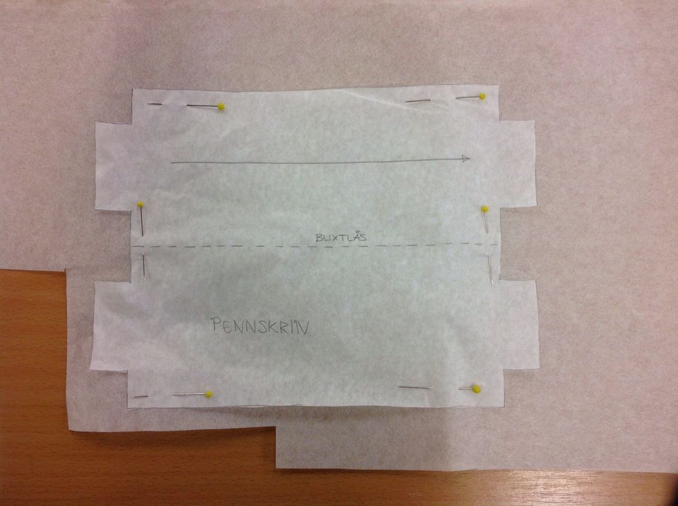 N\u00e5la fast m\u00f6nstret p\u00e5 vliselin. L\u00e4gg den glansiga sidan av vliselinet ned\u00e5t.