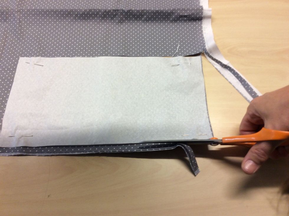 N\u00e5la fast mallen p\u00e5 tyget och klipp, s\u00f6msm\u00e5n \u00e4r inr\u00e4knat s\u00e5 klipp l\u00e4ngst kanten p\u00e5 m\u00f6nstret.