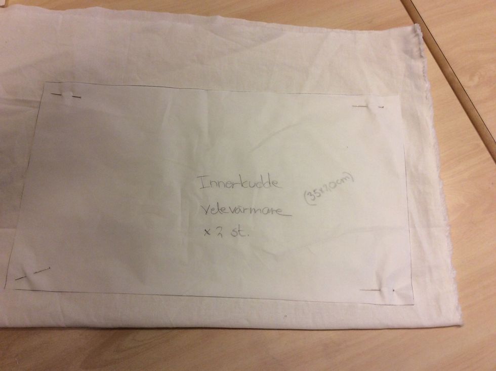 N\u00e5la fast mallen till innerkudden p\u00e5 ett enf\u00e4rgat bomullstyg. Vik tyget dubbelt d\u00e5 du beh\u00f6ver 2 bitar.
