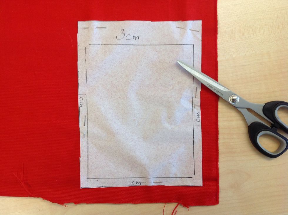 N\u00e5la fast mallen tr\u00e5drakt p\u00e5 tyget och klipp ut.