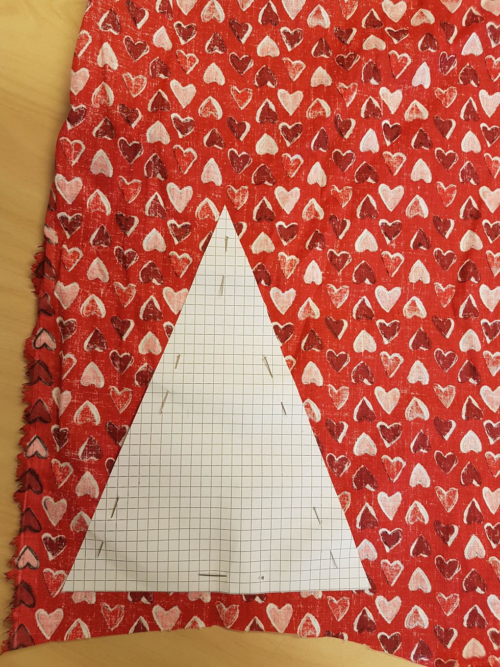 N\u00e5la fast med knappn\u00e5lar. L\u00e5t alla n\u00e5lar sitta inne p\u00e5 m\u00f6nstret, d\u00e5 blir det l\u00e4ttare att klippa i n\u00e4sta steg.